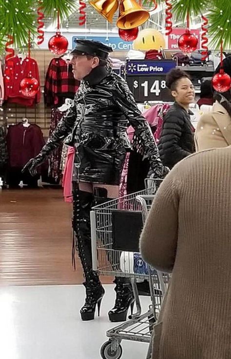 Funny Walmart People, Walmart Pictures, Walmart Funny, Funny People Pictures, Walmart Fashion, Weird Images, Crazy Funny Pictures, Pictures Of People, Very Funny Pictures