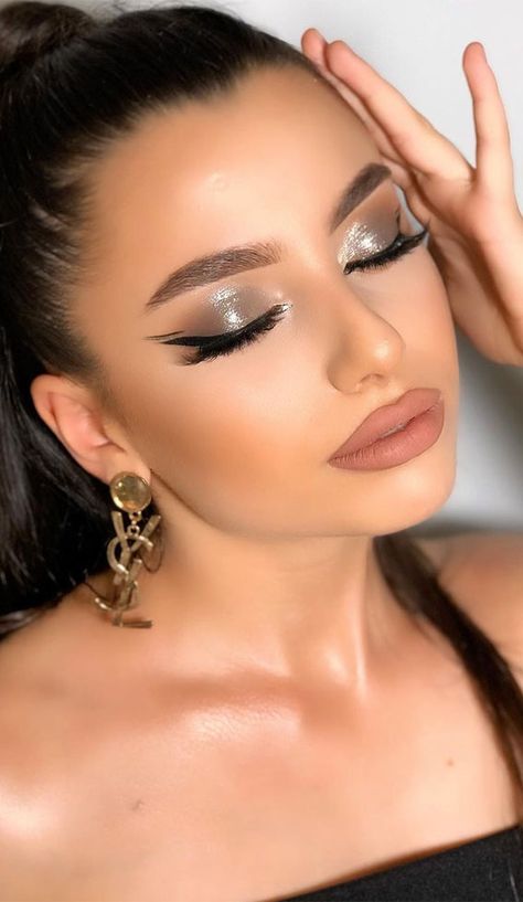 Smokey Grey Makeup, Foxy Eye Makeup Look, Soft Grey Smokey Eye, Make Up Grey Eyes, Shimmery Smokey Eye Makeup, Grey Make Up Looks, Gray Dress Makeup Look, Grey Prom Makeup, Make Up Trend