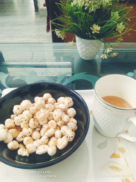 In evening snacks fox nuts and tea is very good for health as well as for weight loss. Tea And Snacks, Coffee And Snacks, Wellness Food, Wellness Recipes, Evening Snacks, Tea Or Coffee, Evening Tea, Food Snapchat, Abaya Fashion