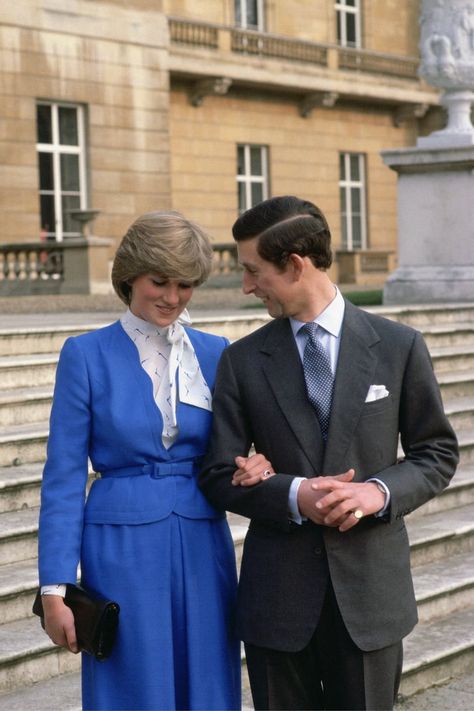 Princess Diana and Prince Charles's Engagement Photos Princess Diana Engagement, Princess Diana Dresses, Blue And Yellow Dress, Chiffon White Dress, Princess Diana Fashion, Style Royal, Diana Fashion, Charles And Diana, Lady Diana Spencer