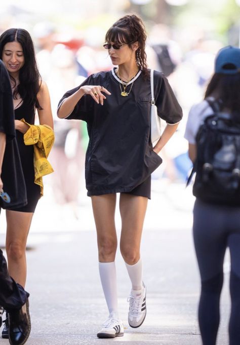 Model Off Duty Outfits, Oversize Tshirt Outfits, Off Duty Outfits, New York Outfits, Bella Hadid Outfits, Bella Hadid Style, Hadid Style, Miniskirt Outfits, Model Aesthetic