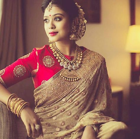 Unique Blouse Designs, Indian Woman, Unique Blouse, Red Blouse, Elegant Saree, Bridal Blouse Designs, Blouse Design Models, Saree Dress, South Indian Bride