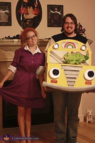 Magic School Bus and Miss Frizzle School Bus Costume, Miss Frizzle Costume, Couples Costume Ideas, Mario Und Luigi, Miss Frizzle, Couples Costumes Creative, The Magic School Bus, Costumes For Couples, Diy Couples Costumes