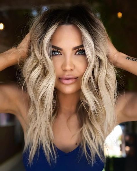 #blondehairstyles #blondhair #blondehaircolor Platinový Blond, Fall Blonde Hair, Dark Roots Blonde Hair, Blonde Hair Inspiration, Balayage Hair Blonde, Blonde Hair Looks, Looks Party, Long Blonde, Haircuts For Long Hair