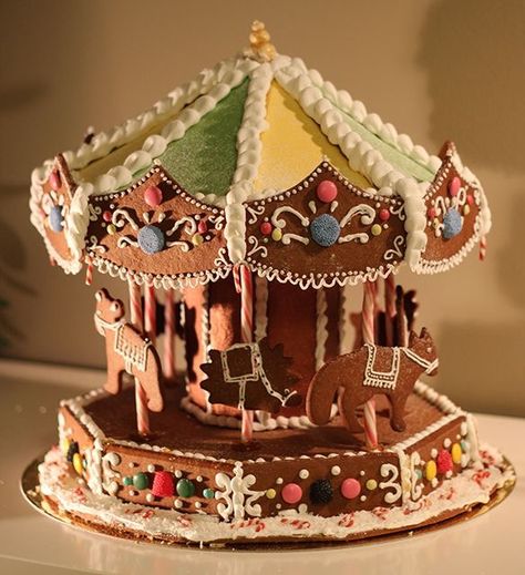 Gingerbread merry-go-round (South Africa), carousel (USA) Jul Kaka, Rodjendanske Torte, Gingerbread House Recipe, House Cookies, All Things Gingerbread, Gingerbread House Designs, Gingerbread House Cookies, Stay At Home Mum, Decorações Com Comidas