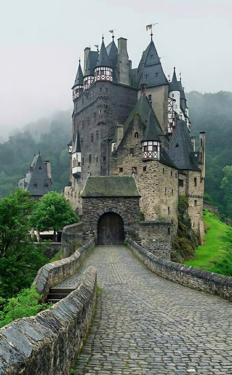 Real Castles, Rhineland Palatinate, Old Castle, Chateau Medieval, Castle Aesthetic, European Castles, Germany Castles, Castle Ruins, Fantasy Castle