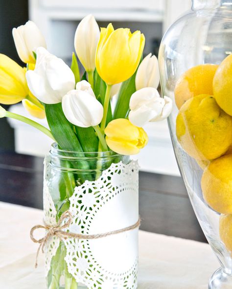 Süße #Tischdeko zur #Konfirmation Spring Mason Jar Crafts, Easter Floral Centerpieces, Easter Mason Jar Crafts, Spring Mason Jar, Decorating Tables, Easter Brunch Table, Easter Mason Jars, Spring Table Settings, Doilies Crafts