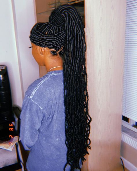 Locs GURU🦋 on Instagram: “#LOCSTYLES 😍😍💓 this bang and pony works BEST with Xtralong #SOFTLOCS but it can be done with the long length too🔥✨ #locstylesforwomen…” Locks Hair, Soft Locs, Loc Hairstyles, Faux Locs Hairstyles, African Hair Braiding Styles, Cute Braided Hairstyles, Braids Hairstyles Pictures, Cute Box Braids Hairstyles, Protective Hairstyles Braids