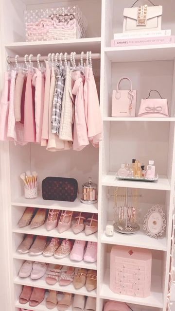 Walk In Closet Aesthetic Coquette, Cute Closet Ideas Small Spaces, Coquette Walk In Closet, Walk In Closet Ideas Apartment, Aesthetic Walk In Closet, Aesthetic Closet Organization, Minimalist Bedrooms, Beanie Collection, Pink Closet