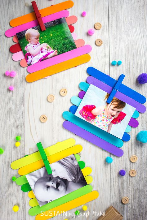 A simple craft the kids could do, upcycling popsicle sticks into colorful picture frames for displaying your families favourite memories. #sustainmycrafthabit Picture Frame Out Of Popsicle Sticks, Picture Frames With Popsicle Sticks, Popsicle Stick Crafts Picture Frames, Craft Stick Picture Frame, Kids Craft Picture Frame, Memory Crafts For Kids, Popsicle Stick Frames For Kids, Kids Picture Frame Craft, Popsicle Stick Picture Frame For Kids