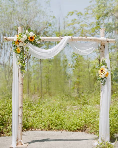 How to DIY Sunflower Arch Swag – Ling's moment Sweetheart Table Flowers, Sunflower Wedding Decorations, Wedding Arches Outdoors, Wedding Alters, Sunflower Themed Wedding, Flower Arch, Wedding Arch Flowers, Arch Flowers, Wedding Ceremony Backdrop