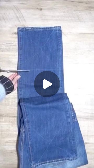 Kantha Patchwork Quilt, How To Fold Jeans, Folding Jeans, Life Hacks Organization, 100k Views, Denim Crafts Diy, Jean Crafts, Denim Crafts, Folding Clothes