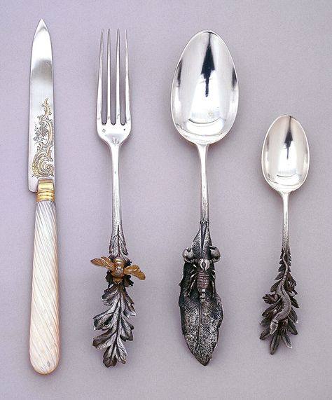 Dessert fork with handle in the form of a gilded bee on a  leaf. Gothic Aesthetic Victorian, Paris Apartment Aesthetic, Kitchen Knife Design, Unique Utensils, Beautiful Flatware, Gothic Kitchen, Cutlery Art, Forks Design, Kitchen Wares