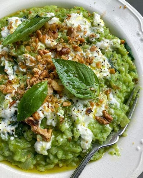 Hannah on Instagram: “Spring green risotto, goats cheese & toasted walnuts. One of my favourites this time of year🫶🏻🫶🏻 The risotto itself is super fresh thanks…” Risotto Plating, Risotto Aesthetic, Green Risotto, Spring Risotto, Leek Risotto, Veg Stock, Leek Recipes, Easter 2024, Fall Dinner Party