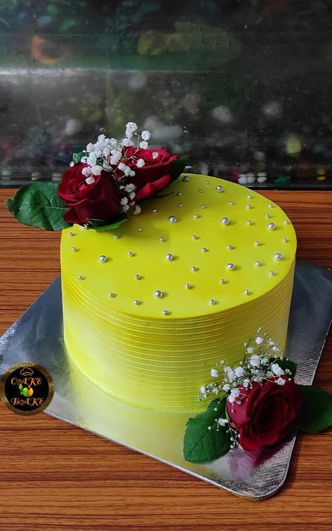 Haldi Cake Design, Whipped Cream Cake Design Ideas, Haldi Cake, Flavoured Cakes, Mehndi Cake, Beautiful Cake Pictures, Homemade Cupcake Recipes, Castle Birthday Cakes, Marathi Saree