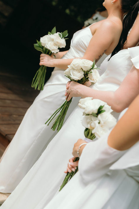 Elegant long-stem bridesmaid bouquets featuring sleek blooms like calla lilies and roses, perfect for a sophisticated and modern wedding. Single Flower Wedding Bouquet, Single Rose Bridesmaid Bouquet, Single Flower Bouquet Bridesmaid, Single Stem Bridesmaid Bouquet, Minimalist Bridesmaid Bouquet, Bridesmaid Flowers Simple, Long Stem Rose Bouquet, Single Stem Bouquet, Long Stem Bouquet