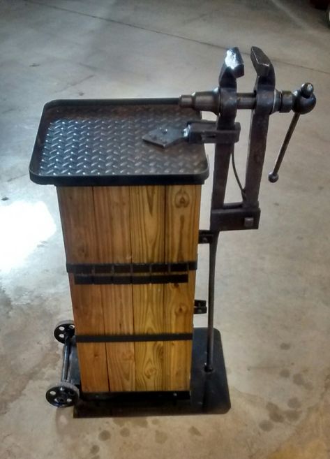 Post vise stand Vise Stand, Forging Tools, Workshop Layout, Metal Fabrication Tools, Blacksmith Tools, Blacksmith Projects, Welding And Fabrication, Welding Table, Garage Tools