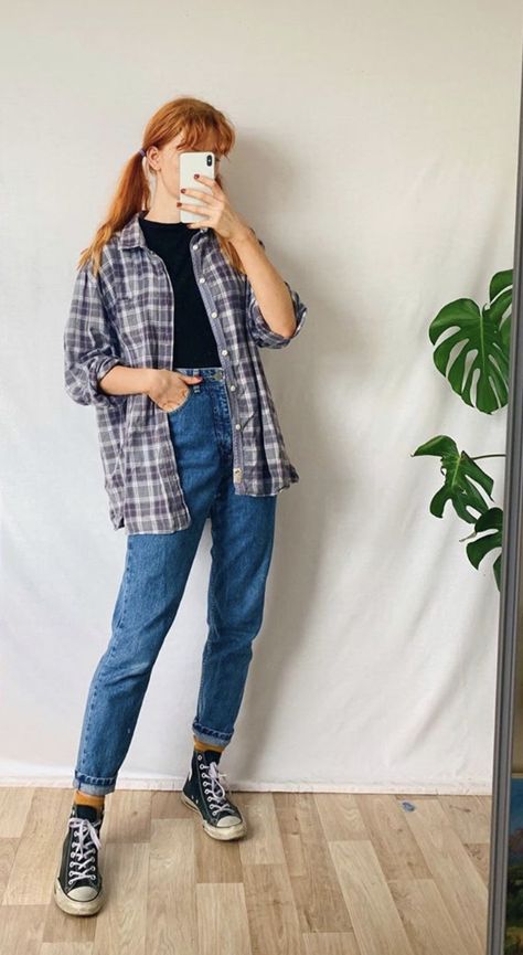 90s flannel and jeans with converse  vintage aesthetic outfit  cred: @ mathilda.mai on insta Jeans And Flannel Outfit, Jeans With Converse, Aesthetic Flannel, Flannel Outfits Aesthetic, Barista Outfits, 90s Flannel, Flannel Shirt Outfit, Women Grunge, Converse Vintage