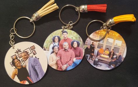 How To Make A Photo Keychain, Resin Photo Keychain Ideas, Resin Keychain Photography Ideas, Resin Art Photo Keychain, Dog Picture Key Ring Acrylic, Wood Keychain, Photo Keychain, Diy Keychain, Cricut Tutorials