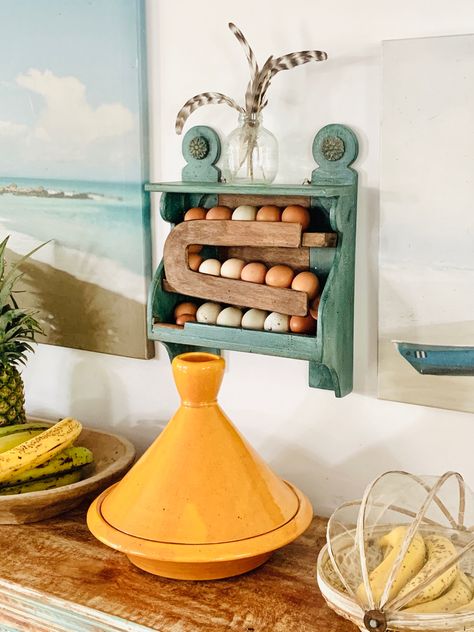 Here is a cute vintage shelf I bought and turned it in to a pratical egg skelter for storing fresh farm eggs. Stylish and functional.. yes please! Egg Skelter Diy, Storing Eggs On Counter, Egg Organizer Diy, Egg Holders Diy, Counter Egg Storage, Egg Storage Ideas, Egg Holder Diy, Egg Skelter, Egg Dispenser