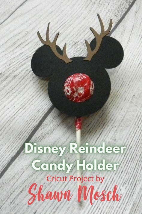 This is another great treat exchange idea . . . a Mickey Mouse Reindeer candy holder! This would be adorable to make as a treat to hand out at a holiday party or event. Reindeer Candy Holder, Mickeys Christmas Party, Mickey Mouse Treats, Disney Christmas Party, Disney Christmas Crafts, Mickey Mouse Gifts, Christmas Goodie Bags, Christmas Candy Bag, Mickey Mouse Images