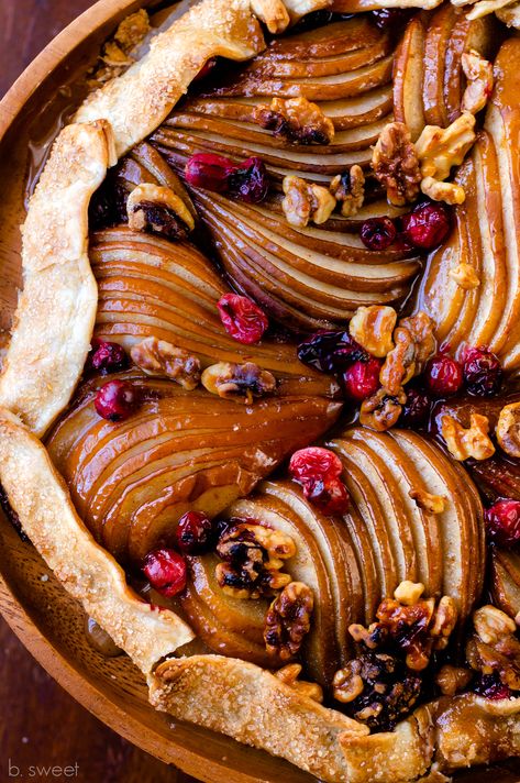 Autumn Galette Recipe, Gallate Recipe, Winter Pear Recipes, Thanksgiving Galette, Autumn Pastries, Autumn Deserts, Pumpkin Galette, Autumn Food Recipes, Winter Pies