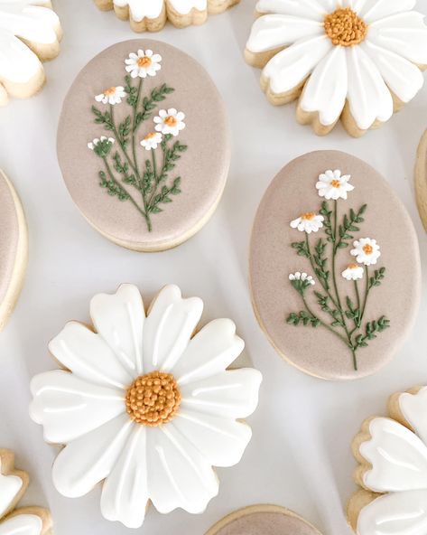 Flower Sugar Cookies, Royal Icing Flowers, Royal Iced Cookies, Easter Sugar Cookies, Icing Flowers, Bridal Shower Cookies, Australia Melbourne, Spring Cookies, Summer Cookies