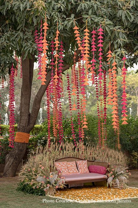 Outdoor Wedding Decor Indian, Indian Wedding Decor Ideas For Home, Cheap Indian Wedding Decor, House Marriage Decorations, Indian Dinner Decoration Ideas, Indian Celebration Decor, Indian Wedding Tree Decor, Indian Garden Party, Minimalistic Indian Wedding Decor