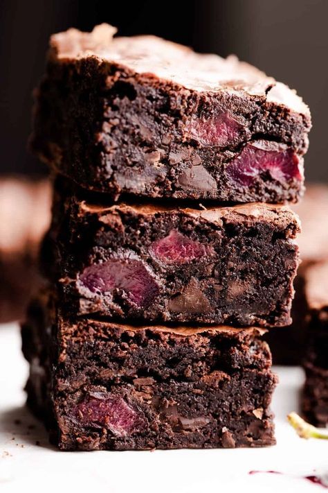 Easy, quick and fool-proof recipe for chocolate cherry brownies. They're fudgy, gooey and studded with chunks of sweet and juicy cherries! Fall Cherry Desserts, Chocolate Cherry Brownies, Cherry Chip Cake Mix, Cherry Chip Cake, Cake Mix Brownies, Cherry Brownies, Anna Banana, Cherry Desserts, Cherry Recipes