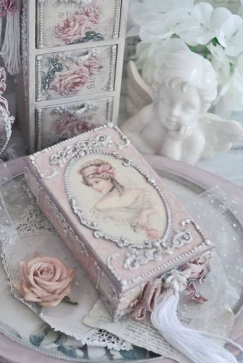 Decoupage Box Vintage, Shabby Chic Romantico, Shabby Chic Decoupage, Camera Shabby Chic, Cocina Shabby Chic, Shabby Chic Boxes, Decoration Shabby, Shabby Chic Home, Estilo Shabby Chic