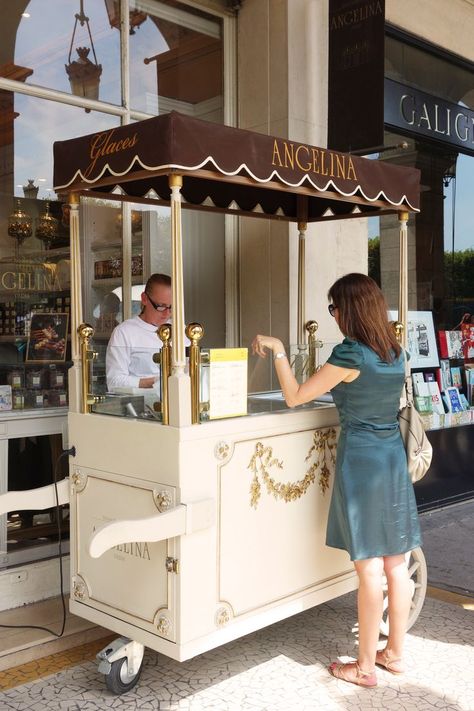 Roda Gerobak, Hot Chocolate In Paris, Boutique Patisserie, The Best Hot Chocolate, Best Hot Chocolate, Iron Lady, Food Cart Design, Ice Cream Cart, Stall Designs