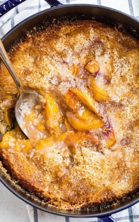 Dutch Oven Peach Cobbler is dessert made easy! Enjoy the sweet taste of fresh peaches in this deliciously comforting recipe! EVERYONE will love it! Make it for camping over fire or for an easy dessert. Dutch Oven Peach Cobbler Fresh Peaches, Dutch Oven Squash Recipes, Dutch Oven Peach Cobbler Camping, Camping Dutch Oven Meals, Cast Iron Peach Cobbler Recipe, Dutch Oven Deserts, Omnia Recipes, Oven Peach Cobbler, Dutch Oven Cobbler