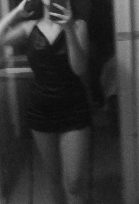 Night Dress Snap, Story Insta, Mirror Selfie Poses, Night City, Selfie Poses, Night Dress, Little Black Dress, Black Dress, Mirror Selfie