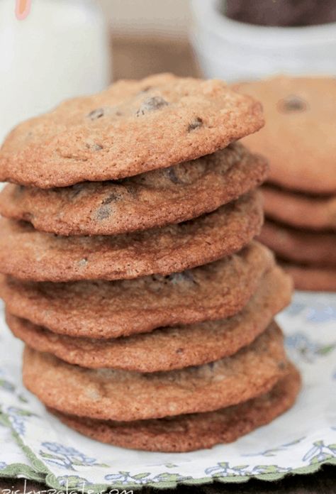 Pioneer Woman's Malted Milk Chocolate Chip Cookies are a staple in our house. A fun twist on chocolate chip cookies, theese crispy treats are so good! Pioneer Woman Cookies, Pioneer Woman Desserts, Ree Drummond Recipes, Milk Chocolate Chip Cookies, Easy Chocolate Desserts, Yummy Desserts Easy, Crispy Cookies, Chocolate Malt, Malted Milk