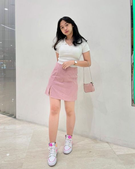 Ootd Concert Casual, Casual College Outfits Summer Street Style, Korean Short Skirt Outfits, Concert Outfit Simple, Korea Summer Outfit, Casual College Outfits Summer, Short Hair Outfits, College Outfits Summer, Desi Fashion Casual