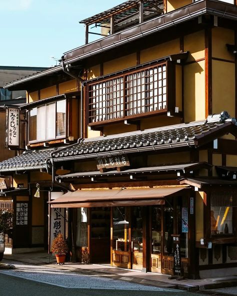 Asian Buildings Architecture, Japanese Exterior, Takayama Japan, Japanese Alps, Japanese Buildings, Shirakawa Go, Japanese Countryside, Japanese Town, Japanese Home Design