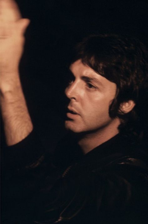 Paul for One Hand Clapping 1975 Love John Lennon, Paul Mccartney Ringo Starr, Paul Mccartney And Wings, Paul And Linda Mccartney, The White Album, Beatles Photos, Bug Boy, Linda Mccartney, The Fab Four