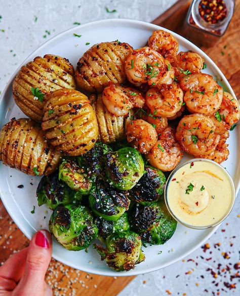 Caitlin Greene on Instagram: “Friday Feels: ZESTY SHRIMP, CRISPY SMASHED BRUSSELS AND GARLICKY HASSLEBACK POTATOES with a DIJON “AIOLI.” YES, I dip all three in that dip…” Dijon Aioli, Protein Dinner, Easy Healthy Meal Prep, Healthy Food Dishes, Healthy Food Motivation, Healthy Lifestyle Food, Food Recepie, Seafood Dishes, Healthy Meal Prep