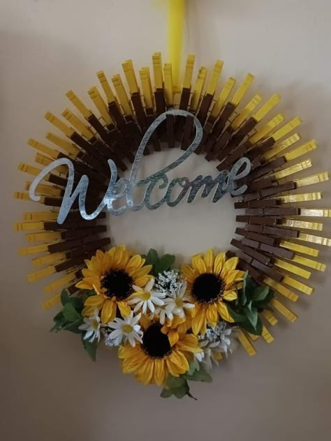 Close Pin Wreath, Clothes Pin Wreath Diy, Thanksgiving Clothespin Wreath, Fall Clothespin Wreath Diy, Fall Clothes Pin Wreaths, Sunflower Clothespin Wreath, Sunflower Clothespin Wreath Diy, Thanksgiving Clothepin Wreath, Sunflower Wreath Clothes Pins