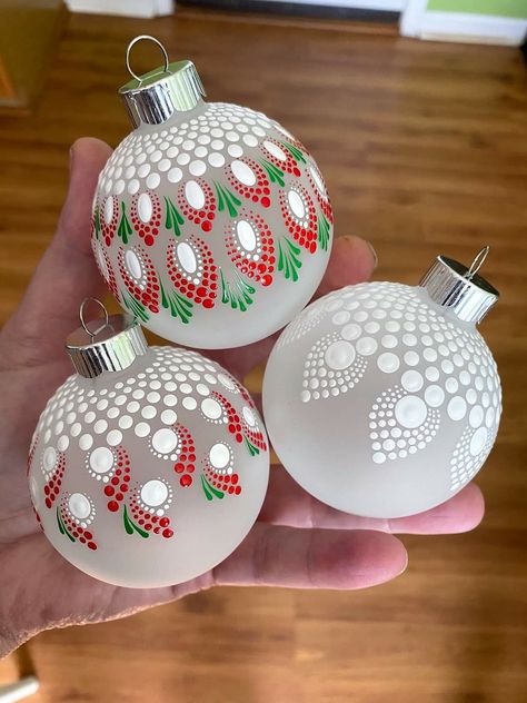 Mandala Painted Christmas Ornaments, Christmas Ornament Dot Painting, Mandala Ornaments Diy, Dotted Christmas Ornaments, Mandala Christmas Ornaments Diy, Dot Mandala Christmas Ornaments, Dot Art Christmas Ornaments, Dot Painted Christmas Ornaments, Dot Art Ornaments