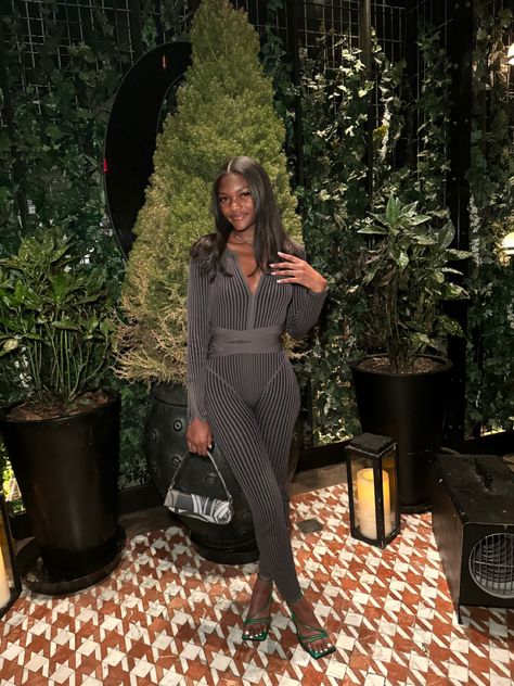 Jumpsuit Going Out Outfit, Jumpsuit Birthday Outfit, Family Dinner Outfit Black Woman, Minimalist Birthday Outfit, Jumpsuit Black Women, Jumpsuit Outfit Black Women, Birthday Jumpsuit, Styling Jumpsuits, Jumpsuit Outfit Black