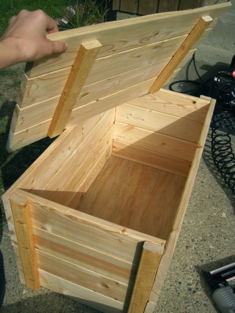 Make a tack trunk (use a real hinge and lock for top, and stronger handles. Add wheels. Stronger wood. Diy Wood Chest, Diy Storage Trunk, Pallet Deck Diy, Chests Diy, Tack Trunk, Wood Storage Box, Storage Trunk, Diy Holz, Wooden Storage Boxes