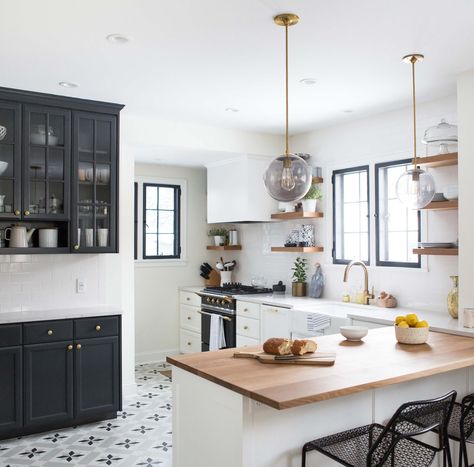 One of the most important choices in designing your kitchen (or just a simple redo) is what kind of countertops you're going to have. The counter tops need to be beautiful and functional. The good news, though, for those of you who are on the fence, is that sometimes not choosing is the best idea. Case in point: these 9 kitchens that work more than one countertop finish, with beautiful effects. Outdoor Kitchen Countertops, Kitchen Countertop Materials, Design Your Kitchen, Scandinavian Kitchen, Kitchen Floor Tile, Black Cabinets, White Kitchen Cabinets, Counter Tops, Decor Minimalist