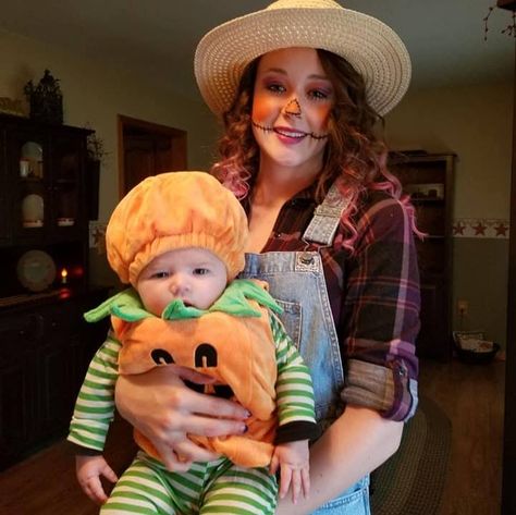 Scarecrow And Pumpkin Family Costume, Pumpkin And Farmer Costume, Pumpkin Farmer Costume, Pregnant Scarecrow Costume, Pumpkin Family Costumes, Family Pumpkin Costumes, Mom Daughter Halloween Costumes, Baby Scarecrow Costume, Costume Halloween Famille