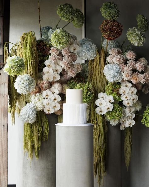 Floral Backdrop Wedding, Old Hollywood Wedding, Dream Wedding Decorations, Hydrangeas Wedding, Hollywood Wedding, Unique Wedding Flowers, Modern Flower Arrangements, Wedding Flower Decorations, Floral Arrangements Wedding