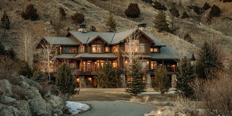 Ranch House Mansion, Homes In Montana, Huge Ranch House, Large Ranch House, Wyoming Ranch House, Big Ranch House, Beautiful Ranch Homes, Montana Mansion, Luxury Ranch Style Homes