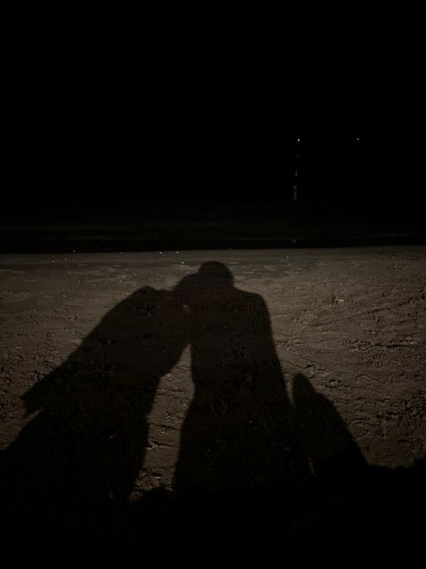 Beach At Night With Boyfriend, Couples On The Beach At Night, Sea Couple Aesthetic, Boyfriend Night, Sea Couple, Mains Couple, Couple Shadow, Night Shadow, Snap Snapchat