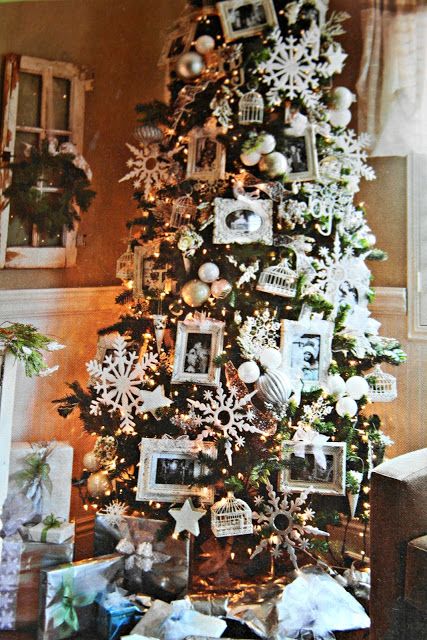 Christmas tree using white frames & ornaments..a few years ago I did a wedding theme with old wedding bouquets,hat,veils,gloves and had pictures of our different family member's wedding day picture.. Christmas Tree With Photos Ornaments, Photo Tree Christmas, Photo Christmas Tree Ideas, Family Themed Christmas Tree, Family Theme Christmas Tree, Picture Frames On Christmas Tree, Pictures On Christmas Tree, Photos On Christmas Tree, Picture Frame Christmas Tree