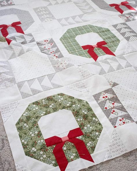 Christmas Wreath Quilt Pattern, Christmas Quilt Blocks Free Pattern, Wreath Quilt Block, Christmas Wreath Quilt, Quilt Wreath, Wreath Quilt Pattern, Christmas Present Quilt, Wreath Quilt, Seasonal Quilts