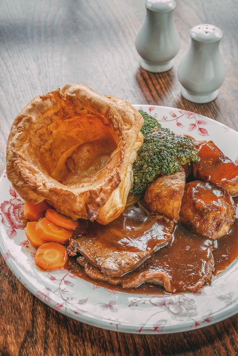 British Cuisine Aesthetic, Uk Sunday Roast, Sunday Roast Dinner Aesthetic, British Meals Traditional, British Culture Aesthetic Food, Uk Food British, British Food Aethstetic, Roast Dinner Aesthetic, Sunday Roast British